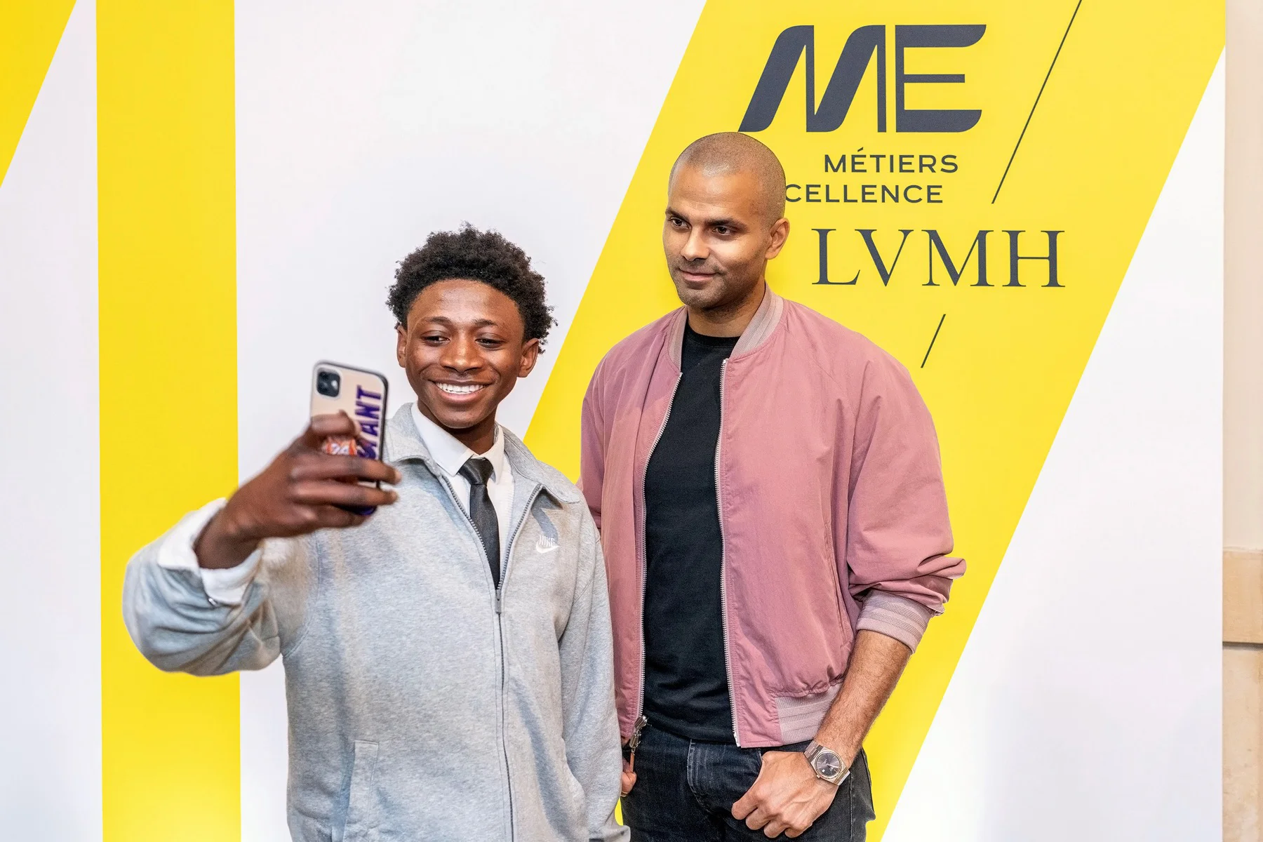 Tony Parker rencontre un jeune participant aux Métiers d’Excellence LVMH