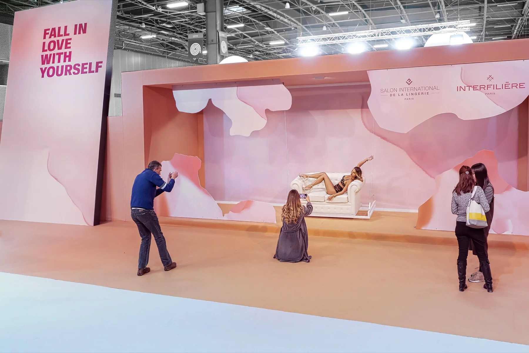 Scénographie rose et animations au Salon International de la Lingerie à Paris