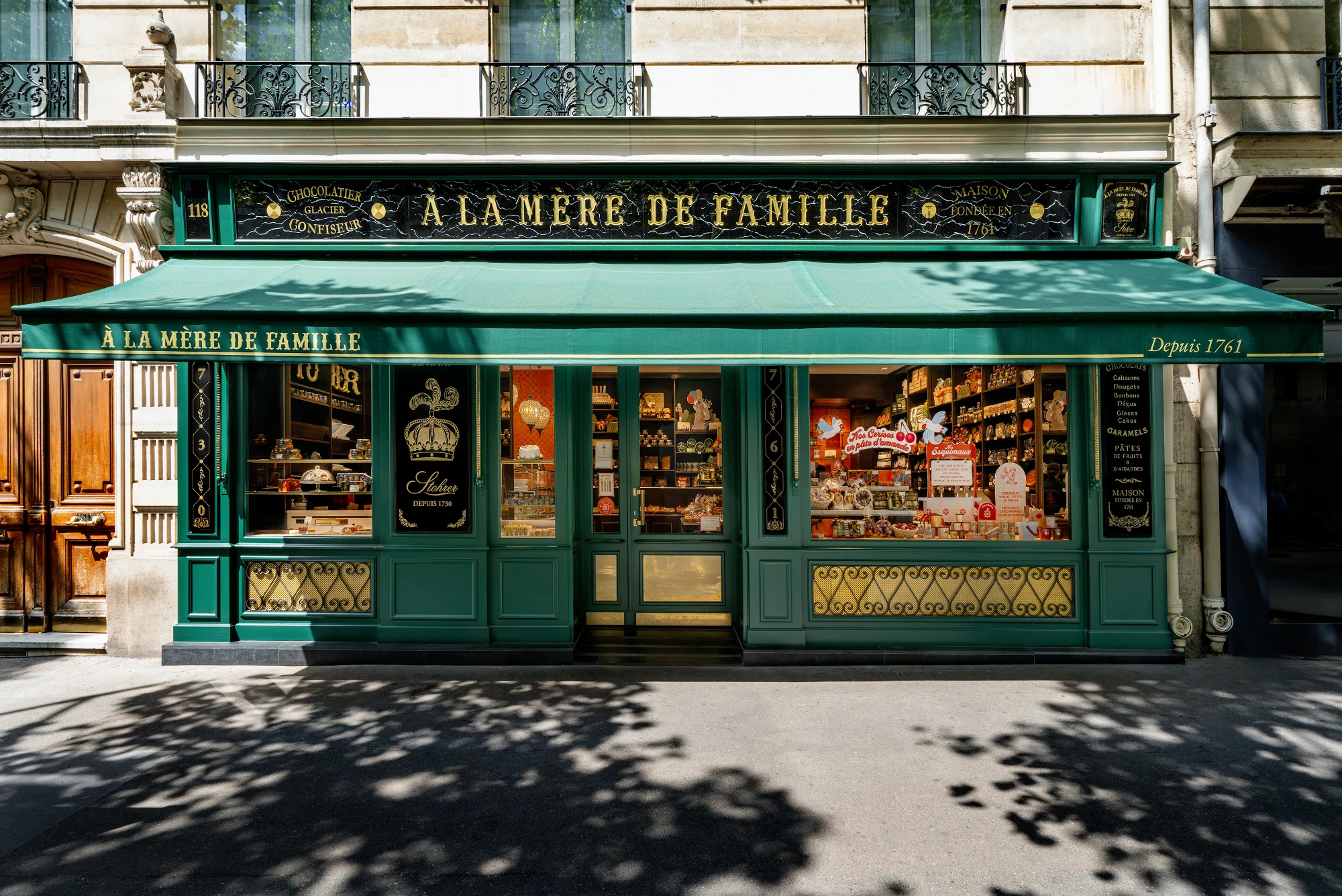 Façade et vitrines d’une boutique parisienne